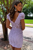 Vestido de fiesta corto color champán con cuello cuadrado y apliques