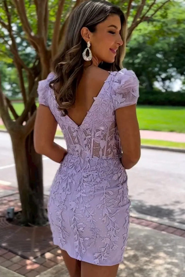 Vestido de fiesta corto color champán con cuello cuadrado y apliques