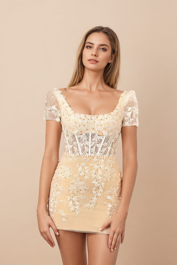 Vestido de fiesta corto color champán con cuello cuadrado y apliques