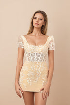 Vestido de fiesta corto color champán con cuello cuadrado y apliques