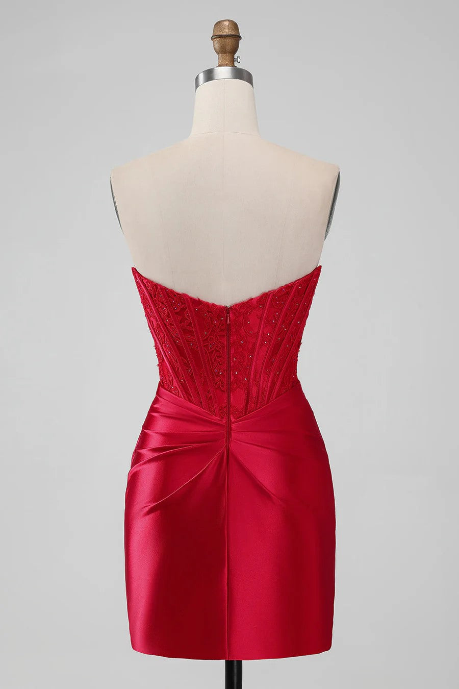 Vestido de fiesta corto sin tirantes ceñido al cuerpo
