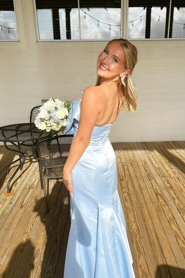 Vestido de dama de honor azul claro con corte sirena, largo hasta la rodilla y lazo sin tirantes