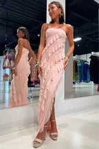 Vestido de dama de honor de gasa rosa con volantes y abertura sin tirantes