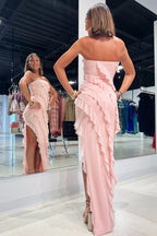 Vestido de dama de honor de gasa rosa con volantes y abertura sin tirantes