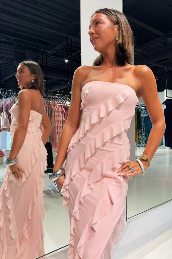 Vestido de dama de honor de gasa rosa con volantes y abertura sin tirantes