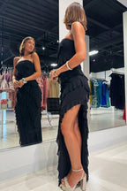 Vestido de dama de honor de gasa rosa con volantes y abertura sin tirantes