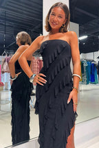 Vestido de dama de honor de gasa rosa con volantes y abertura sin tirantes