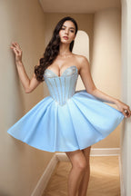 Vestido corto de regreso a casa sin tirantes con escote corazón y abalorios
