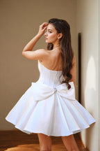Vestido corto de regreso a casa sin tirantes con escote corazón y abalorios