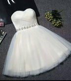 Vestido de fiesta corto sin tirantes con escote corazón