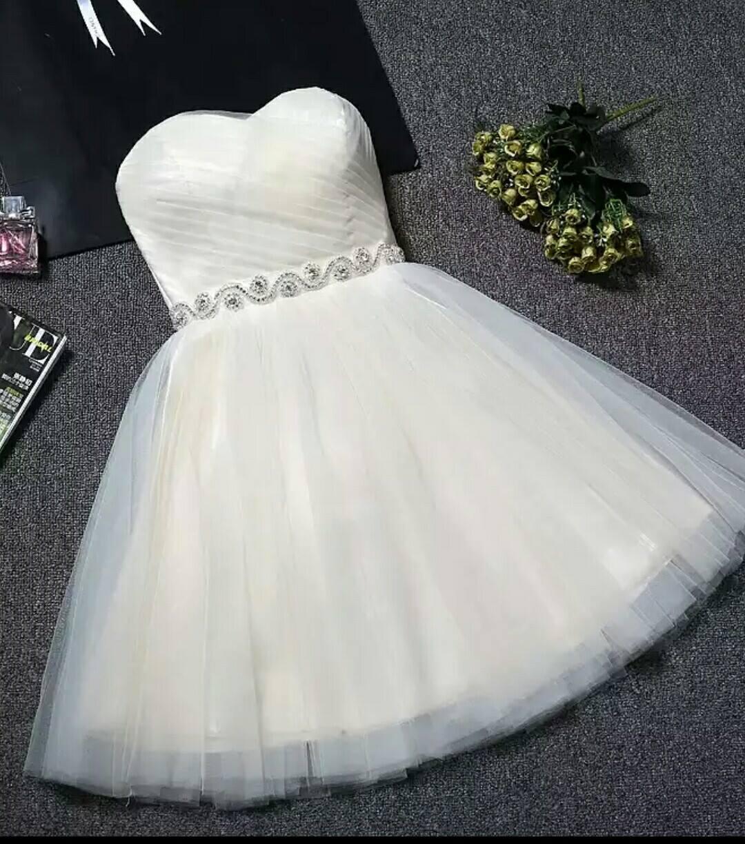 Vestido de fiesta corto sin tirantes con escote corazón