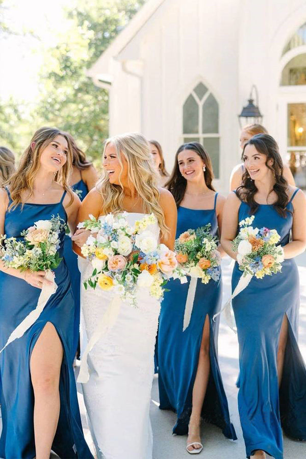 Vestido largo de dama de honor con tirantes de satén azul dividido y lazo