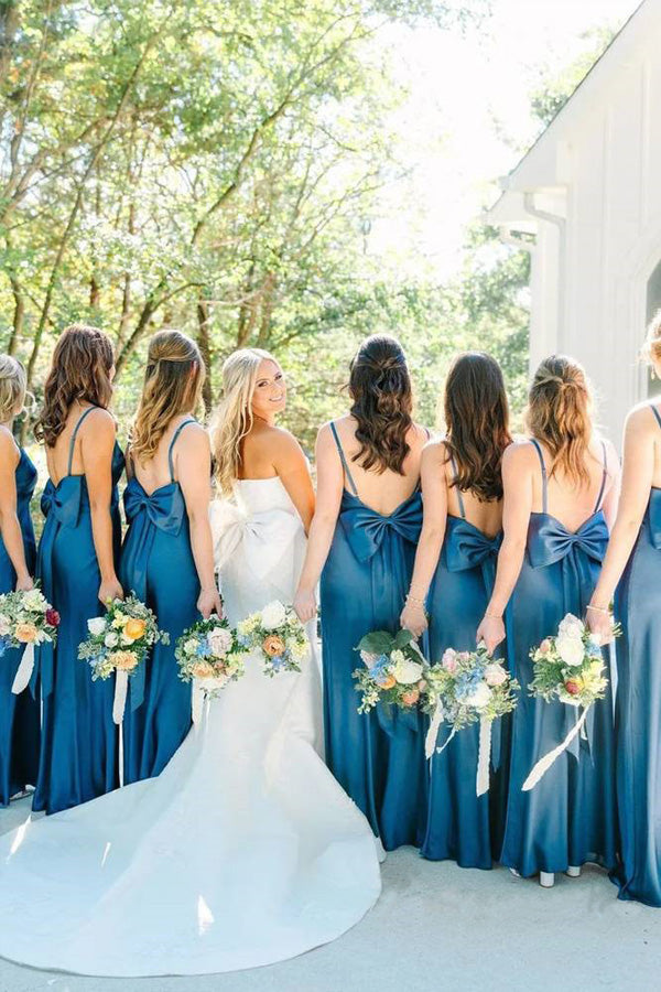 Vestido largo de dama de honor con tirantes de satén azul dividido y lazo