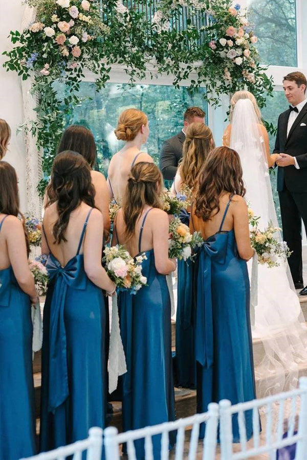 Vestido largo de dama de honor con tirantes de satén azul dividido y lazo