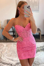 Trägerloses, figurbetontes Homecoming-Kleid mit Applikationen