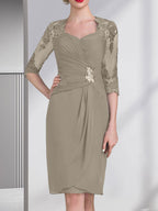 Etuikleid/Säulenkleid mit Herzausschnitt, knielang, aus Chiffon für die Mutter der Braut mit Perlenapplikationen, Spitze, Pailletten und Falten