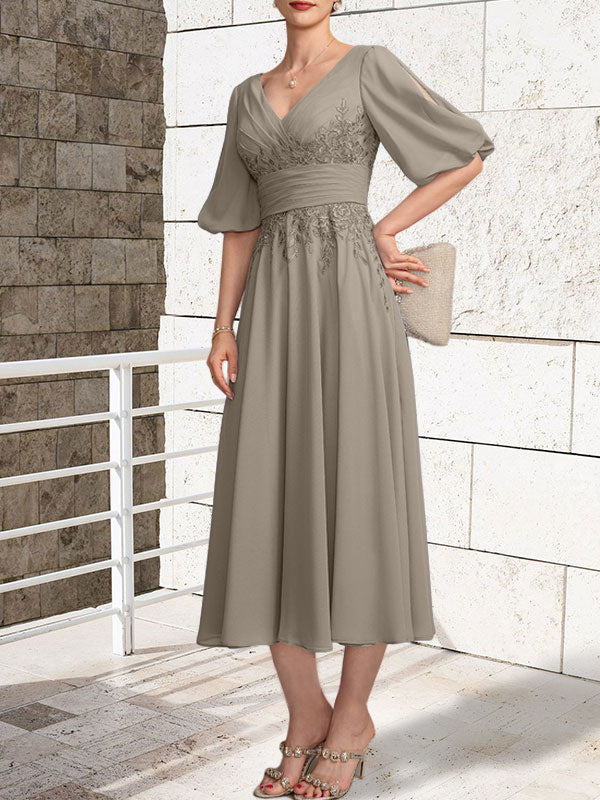A-Linien-Kleid aus Chiffon mit V-Ausschnitt und Teelänge für die Mutter der Braut mit Falten