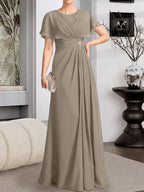 A-Linien-Kleid aus Chiffon mit Rundhalsausschnitt und bodenlanger Verarbeitung, verziert mit plissierten Perlen.
