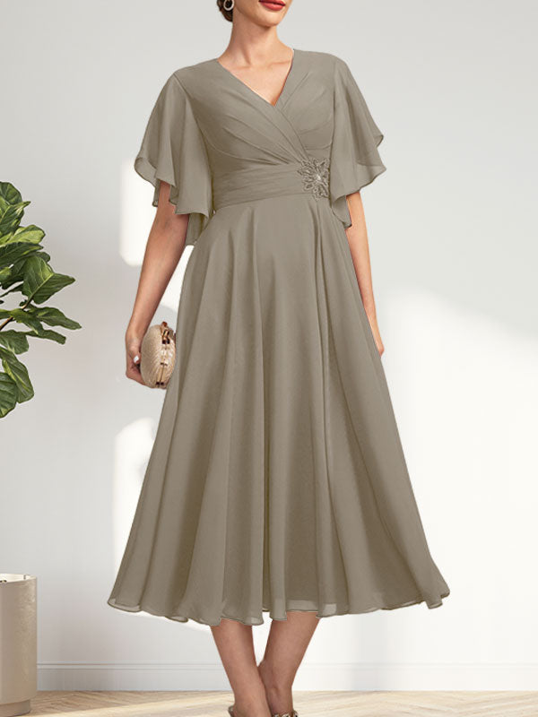 A-Linien-Chiffonkleid mit V-Ausschnitt, Teelänge und plissierter Perlenstickerei für die Mutter der Braut