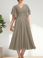 A-Linien-Chiffonkleid mit V-Ausschnitt, Teelänge und plissierter Perlenstickerei für die Mutter der Braut