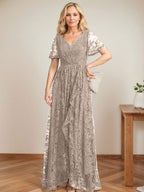 A-Linien-Kleid mit V-Ausschnitt, asymmetrischem Spitzenbesatz und Kaskadenrüschen für die Mutter der Braut 
