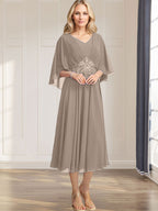 A-Linien-Kleid aus Chiffon mit V-Ausschnitt, Teelänge, plissierten Paillettenapplikationen und Perlenstickerei für die Mutter der Braut 