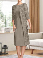Vestido de gasa para madre de la novia con escote redondo hasta la rodilla, corte tubo/columna y lentejuelas plisadas