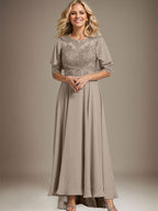 A-Linien-Kleid mit asymmetrischem Chiffon-Spitzenausschnitt und Perlenstickerei für die Mutter der Braut. 