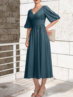 A-Linien-Kleid aus Chiffon mit V-Ausschnitt und Teelänge für die Mutter der Braut mit Falten