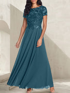 Anthrazitgraues, A-Linien-Kleid mit Rundhalsausschnitt und Perlenstickerei für die Mutter der Braut