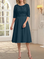A-Linien-Kleid aus Chiffon mit Rundhalsausschnitt und knielangem Schnitt – das perfekte Kleid für die Mutter der Braut