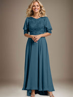 A-Linien-Kleid mit asymmetrischem Chiffon-Spitzenausschnitt und Perlenstickerei für die Mutter der Braut. 
