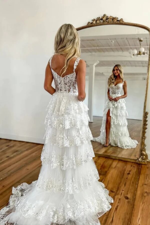Gestuftes Tüll-A-Linien-Abendkleid mit Carmen-Ausschnitt, Spitze Applikationen und Schlitz