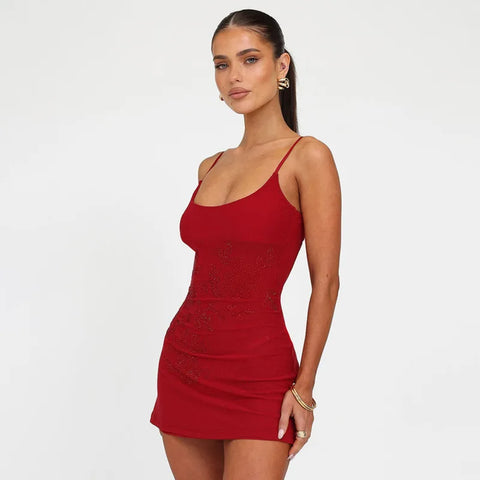 Vestido de vacaciones sin espalda con diamantes brillantes
