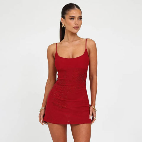Vestido de vacaciones sin espalda con diamantes brillantes