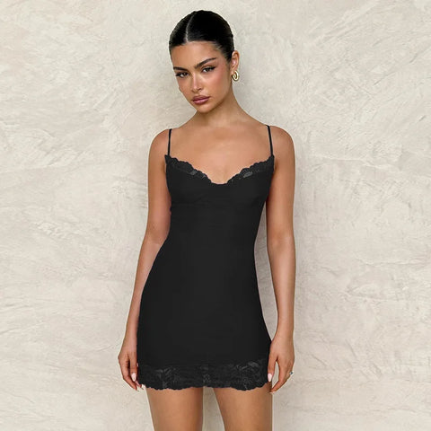 Vestido de vacaciones con tirantes finos y encaje lateral