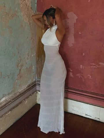 Vestido de vacaciones con espalda descubierta y perspectiva