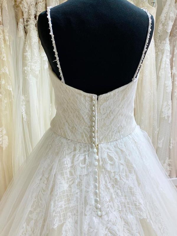 Vestidos de novia con tirantes finos, apliques y encaje de tul