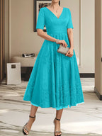 A-Linien-Kleid mit V-Ausschnitt, Teelänge, Tüllspitze und Falten für die Mutter der Braut