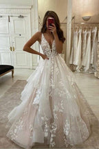Vestido de novia de encaje con escote en V, falda acampanada de tul fruncido y largo hasta el suelo