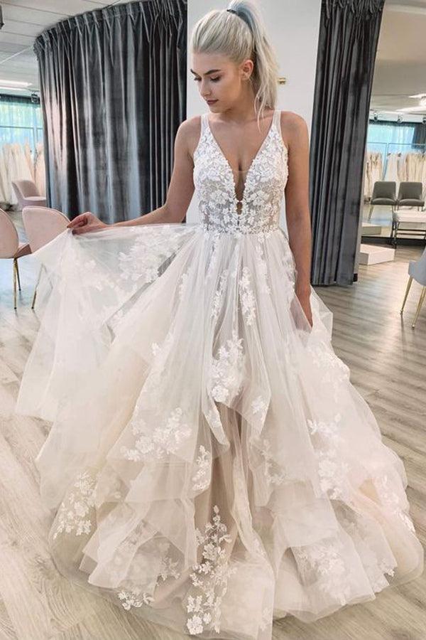 Vestido de novia de encaje con escote en V, falda acampanada de tul fruncido y largo hasta el suelo