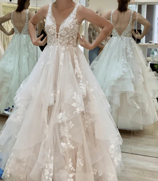Vestido de novia de encaje con escote en V, falda acampanada de tul fruncido y largo hasta el suelo