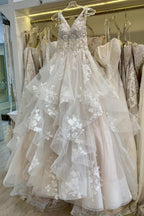 Vestido de novia de encaje con escote en V, falda acampanada de tul fruncido y largo hasta el suelo