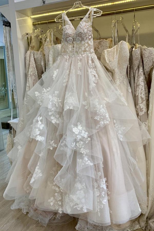 Vestido de novia de encaje con escote en V, falda acampanada de tul fruncido y largo hasta el suelo