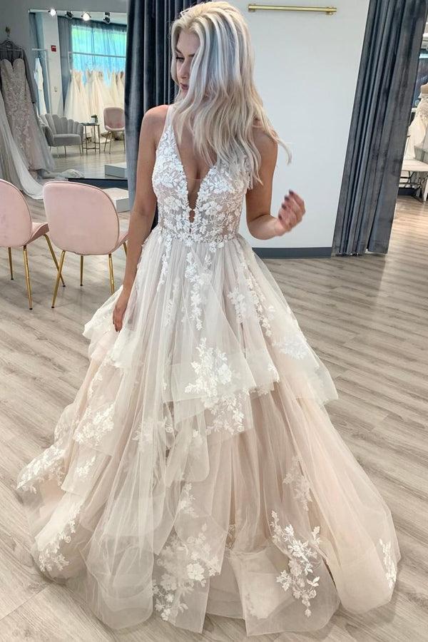 Vestido de novia de encaje con escote en V, falda acampanada de tul fruncido y largo hasta el suelo