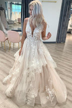 Vestido de novia de encaje con escote en V, falda acampanada de tul fruncido y largo hasta el suelo