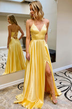 A-Linien-Abendkleid aus Satin mit Spaghettiträgern und Schlitz