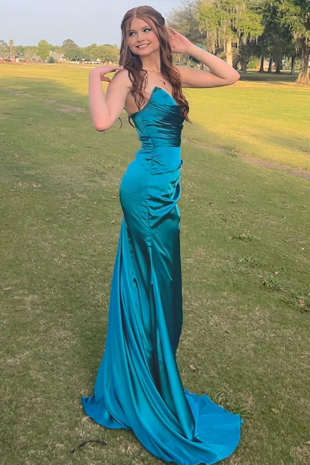 Pfauengrünes, trägerloses, langes Meerjungfrauen-Abendkleid aus Satin mit Schlitz