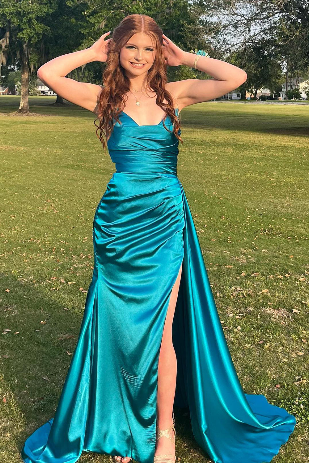 Pfauengrünes, trägerloses, langes Meerjungfrauen-Abendkleid aus Satin mit Schlitz