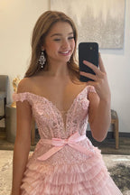 Vestido de fiesta largo rosa claro con hombros descubiertos y volantes